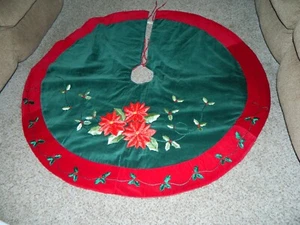 POINSETTIA CRHISTMAS TREE SKIRT, VELVET EMBROIDERED ,BRIGHT RED/GREEN 47” ROUND - Imagen 1 de 15