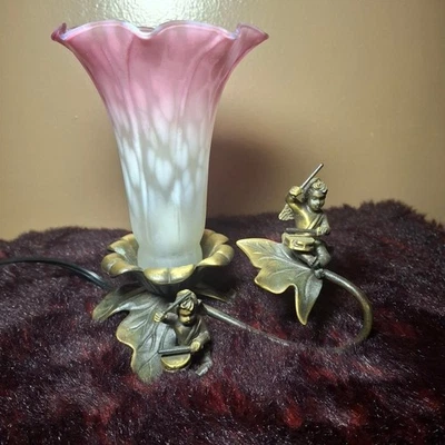 Elegante Lámpara Flor Rosa y Blanca con Acentos de Querubín Bronce Foto 1 de 4