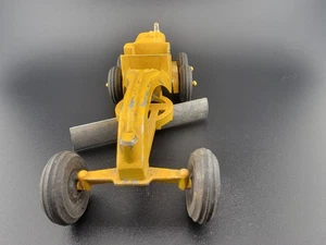 VINTAGE TOOTSIETOY 679 CATERPILLAR ROAD GRADER - Picture 1 of 10