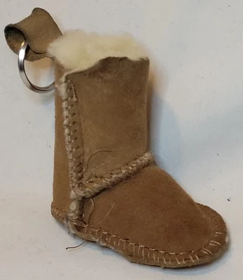 Mini UGG Marrón Gamuza y Piel de Oveja Bota Llavero Foto 1 de 4