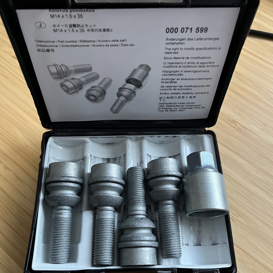 Volkswagen AMAROK Lockable Wheel Bolt Set 000071599 NEW GENUINE - Image 1 of 4