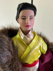 TONNER Memoirs of Geisha 16" Vinyl Doll in KIMONO ENSEMBLE w/FUR Parasol DS51 - Picture 1 of 3