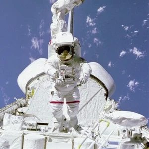 FOTO del astronauta Bruce McCandless II STS-41B Challenger EVA Spacewalks 12X12 - Imagen 1 de 1