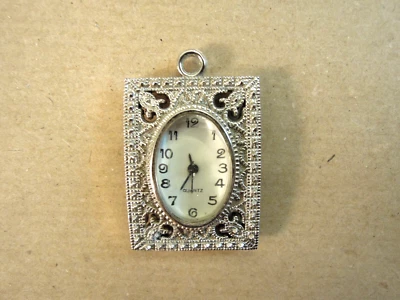 Orologio  Pendente QUARTZ  in Metallo Argentato  Lavorato - VINTAGE ANNI 70 - Immagine 1 di 3