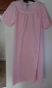NEU MIT ETIKETT GABRIELLE BESTICKT POLY BAUMWOLLE ROSA NACHTHEMD 10-12 - Bild 1 von 2