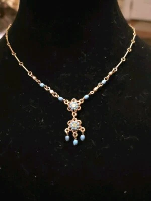 Collar Vintage Firmado Avon Tono Dorado con Flores Adornamentadas Azul y Verde 16"-18" Foto 1 de 4