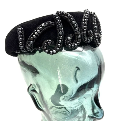 Sombrero pastillero Marshall Field & Co años 50 fieltro terciopelo negro con cuentas 20" circ. Foto 1 de 4