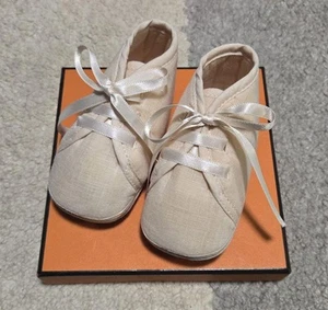 Primera caja de zapatos Hermes de lino con cinta sin usar - Imagen 1 de 7