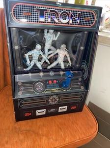 JUEGO DE 3 FIGURAS DIAMOND SELECT TRON ARCADE DELUXE. Nuevo y sin abrir. Pilas de lectura - Imagen 1 de 11