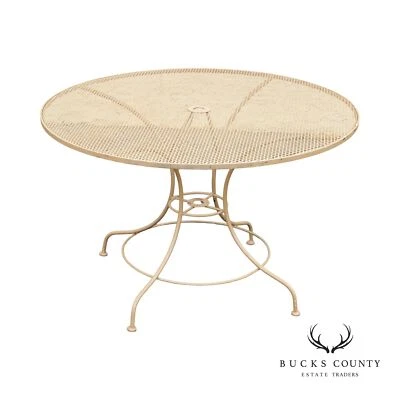 Mesa redonda de jardín o comedor vintage de hierro forjado de mediados de siglo para patio Foto 1 de 4