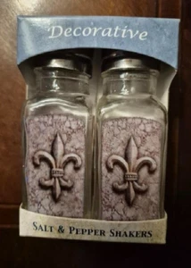 Highland Graphics Fleur de Lis Tema Sal Pimienta Coctelera, Tapas Inoxidable NUEVO - Imagen 1 de 3