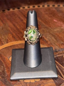 ANILLO VENENOSO SARAH COV CLEOPATRA VERDE MOTEADO CABUJÓN TONO DORADO AJUST - Imagen 1 de 8