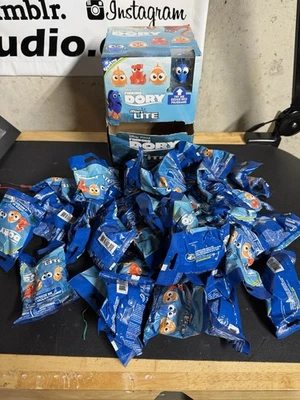 36x Finding Dory Micro Lites y caja de exhibición original! ¡ENVÍO A ESTADOS UNIDOS! Bolso ciego Mashem Foto 1 de 4