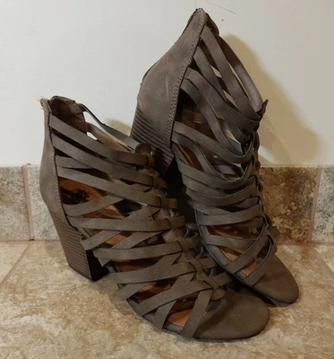 Jellypop | Women's 8 M Monet 3.5" Heel Mushroom Brown Faux Suede Sandals Shoes ✨ - Image 1 of 4