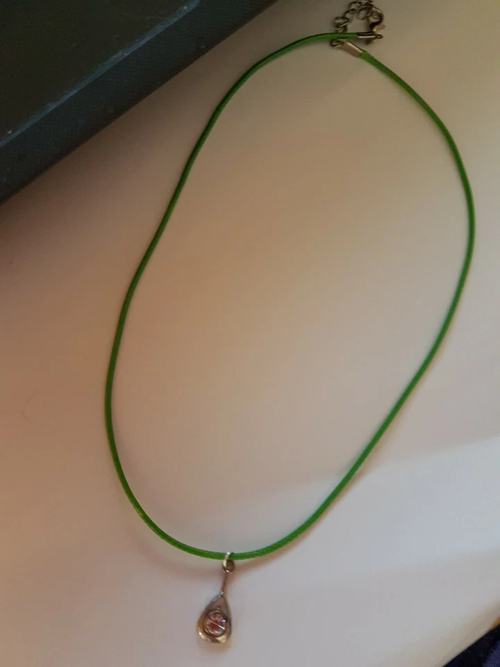 1 Halskette-Kordelkette-grü-Anhänger-silberfarben-Strassstein-NEU/UNGETRAGEN - Bild 1 von 1