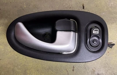 04 Conjunto de manija de puerta interior Saturn Vue AWD con interruptor de bloqueo paso delantero derecho  Foto 1 de 3