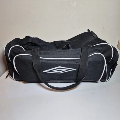 Bolsa deportiva Umbro grande negra para gimnasio con correa para el hombro excelente estado Foto 1 de 4