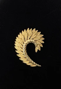 Vintage Trifari © goldfarbene Blattwirbel Brosche Anstecknadel strukturiertes Design - Bild 1 von 4