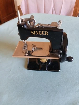 ANCIENNE PETITE MACHINE A COUDRE SINGER JOUET ENFANT FONTE ALUMINIUM - Photo 1/4