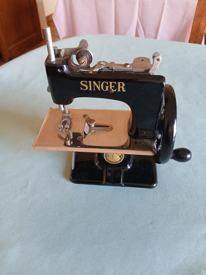 ANCIENNE PETITE MACHINE A COUDRE SINGER JOUET ENFANT FONTE ALUMINIUM - Photo 1/4