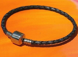 Pulsera con dije europeo de cuero azul marino y acero inoxidable para dama de Lyme Bay Art. - Imagen 1 de 3