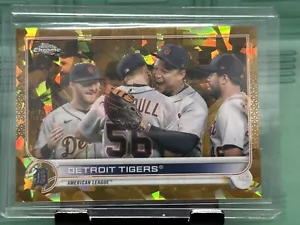2022 TOPPS CARTA SQUADRA CROMATA ZAFFIRO 640 DETROIT TIGERS ORO #/50 - Foto 1 di 2