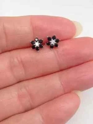 Aretes enchapados en oro blanco de 14 k con diamantes negros simulados de corte redondo de 1 quilate para mujer Foto 1 de 4