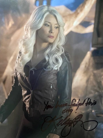 KELLY HU - ARROW ACTRESS - CHINA WHITE - EXCELLENT SIGNED PHOTOGRAPH Cover