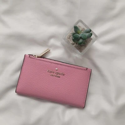 NUEVO CON ETIQUETAS Cartera Kate Spade Leila Pequeña Delgada Cuero Doble Pliegue Clavel Brillante WLR00395 Foto 1 de 3