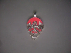 Collana con ciondolo tondo GLOW IN THE DARK drago alato bestia e sfera sole - Foto 1 di 5