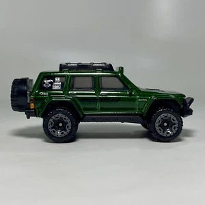 1995 Jeep Cherokee Green 1:64 Scale Diecast Diorama Model SUV #150 - Picture 1 of 10