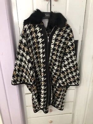 Capa feminina Nuage com capuz de pele sintética - Imagem 1 de 4