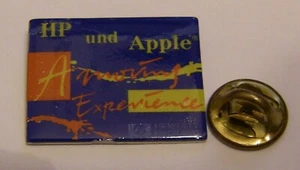 APPLE Computer HP & APPLE A Moving Experience Vintage Pin Anstecker Mac MACINTOSH - Bild 1 von 2