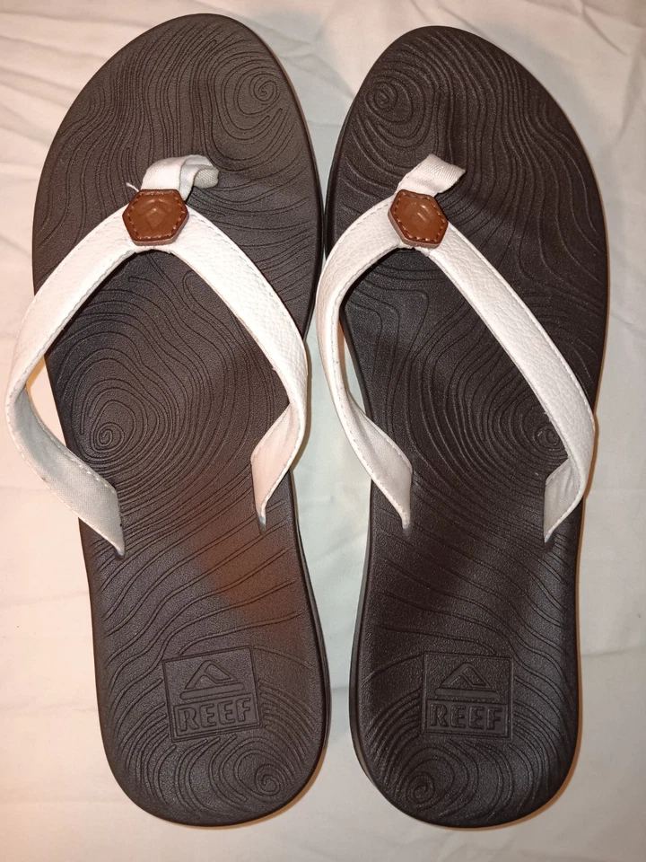 Reef Women's Zen Love Slip-On Flip Flops, White Strap With Black Footbed, Size 8 Foto 1 de 3