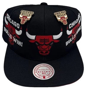 NEU MITCHELL & NESS NBA WIN REPEAT CHICAGO BULLS EXKLUSIVE DRUCKKNOPFLASCHE 5 LOGOS MÜTZE - Bild 1 von 4