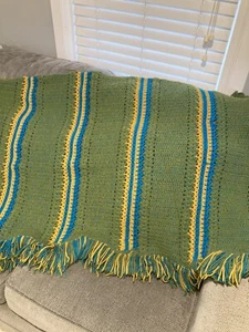 Vintage Afghan Decke gehäkelt Handarbeit Strick Streifen grün blau gelb Fransen - Bild 1 von 5