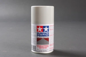 Tamiya 87026 - Imprimación superficial plástico/gris metal spray lata 100 ml + poste de mensajería - Imagen 1 de 7