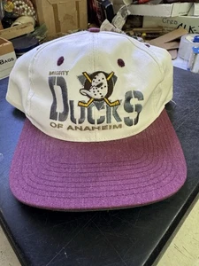De colección Años 90 NHL Mighty Ducks Of Anaheim SnapBack Sombrero Blanco Deletrear Gorra  - Imagen 1 de 14