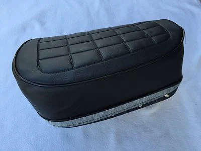 FUNDA ASIENTO HONDA Z50A 72-78 NUEVA + REMACHES 9 ASIENTOS (LOGOTIPO IMPRESO 158)***ALTA CALIDAD*** Foto 1 de 4