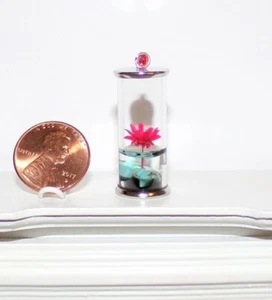 Flor roja miniatura para casa de muñecas en florero cúpula de vidrio de agua escala 1:12 ÚNICO EN SU CLASE NUEVO - Imagen 1 de 11