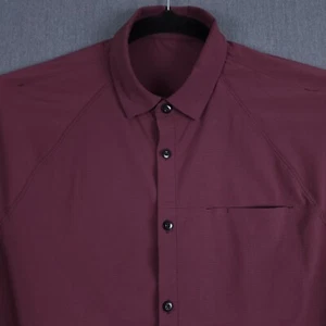 Chemise de voyage collée Lululemon homme moyen noir cerise prep rouge manches longues - Photo 1/8