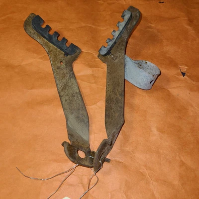 Soportes de telar de cable de bujía de motor Oldsmobile 1957 371 CID par 57 GM OEM  Foto 1 de 4