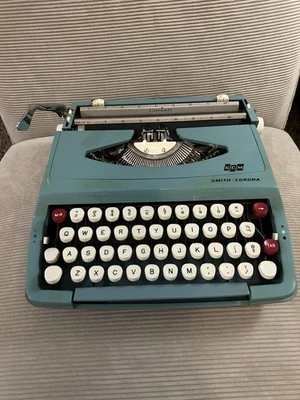 Vintage 1970s SMITH-CORONA COUGAR TURQUOISE MANUAL TYPEWRITER AND CASE - Image 1 of 4