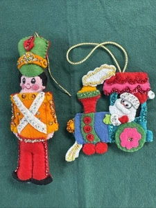 2 Vintage handgefertigte Filz Pailletten Weihnachtsschmuck 7 "Spielzeugsoldat & 5" Zug Motor - Bild 1 von 11