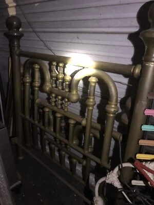 ¡Antiguo cabecero de cama vintage de latón macizo pesado tamaño completo y estribo y marco! Foto 1 de 4