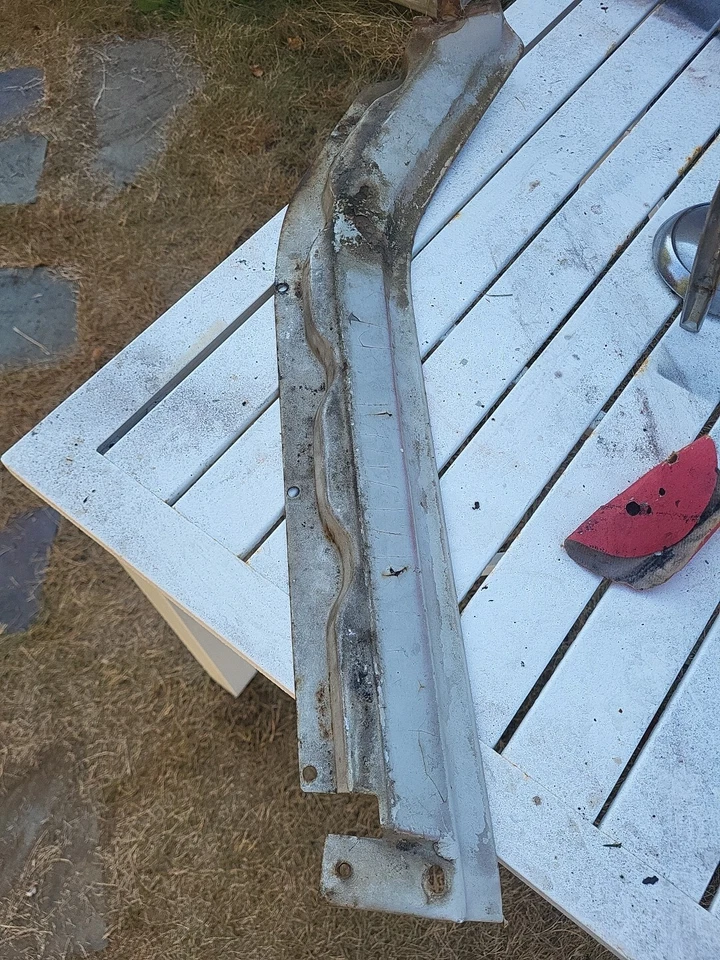 Buick Riviera GS 1966 1967 parachoques trasero derecho panel de llenado usado GM Foto 1 de 2