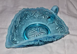 Plato de caramelo Jefferson con mango de tres esquinas azul opalescente 5,5" - Imagen 1 de 6