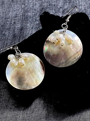 Discos de madreperla con perlas de agua dulce en ganchos franceses tono plata Foto 1 de 4