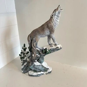 Howling Wolf on Snowy Rocks Ceramic Statue Sculpture - Imagen 1 de 9