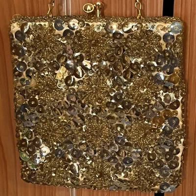 Bolso de noche brillante satinado color dorado con asa de cadena color dorado. De colección Foto 1 de 4